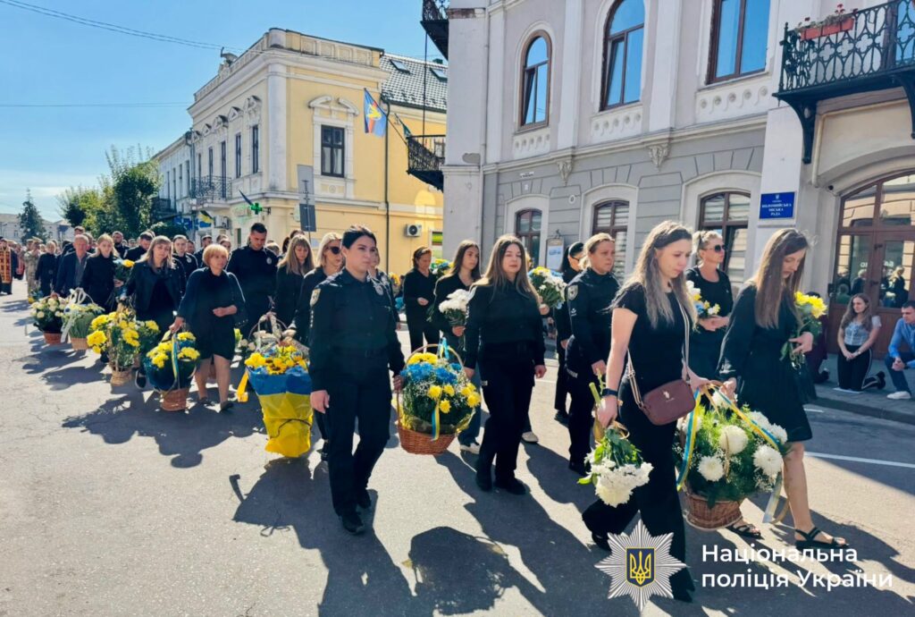 Поліцейські з квітами на вулицях України.
