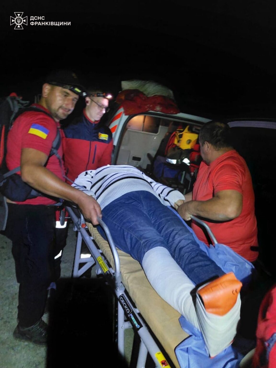 Прикарпатські рятувальники транспортували травмовану туристку з гори Хом'як