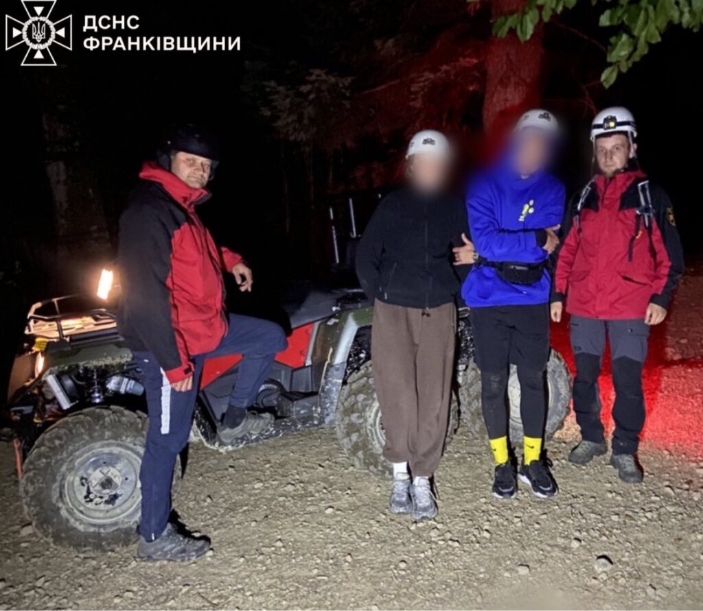 Рятувальники з квадроциклом вночі на дорозі