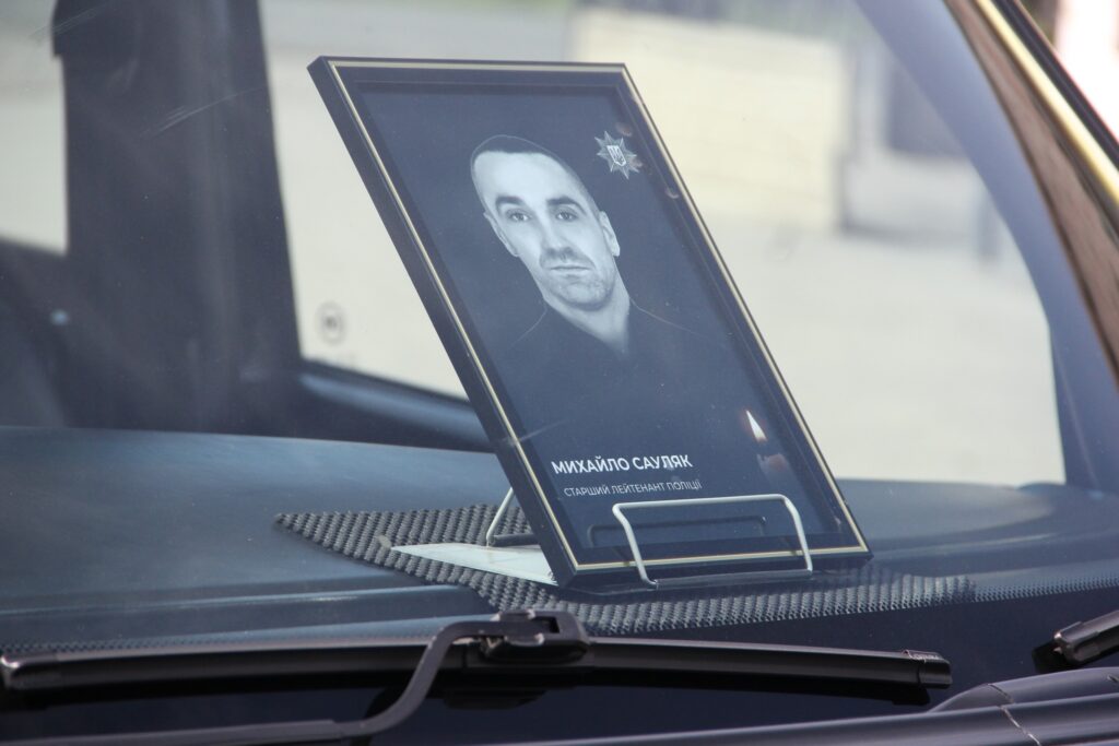 Портрет людини у рамці на автівці