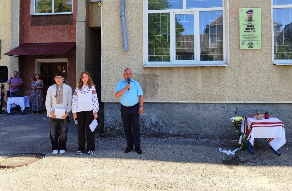 Відкриття меморіальної дошки перед будівлею школи.