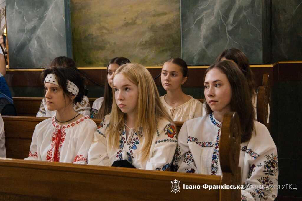 Молодь у вишиванках у церкві, Івано-Франківськ.