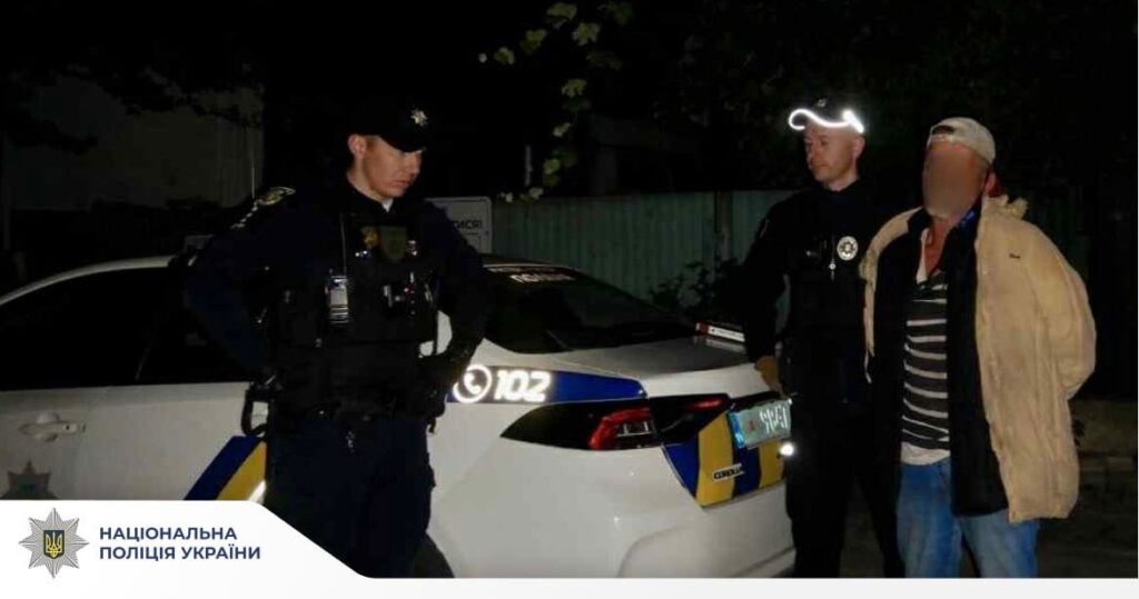 Поліція України затримує підозрюваного вночі.
