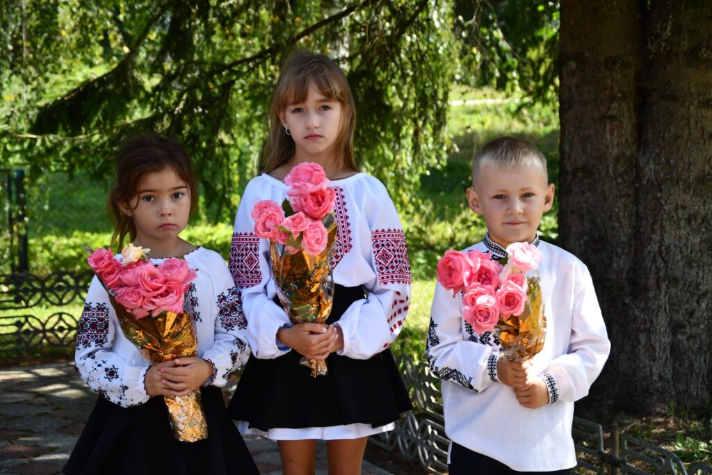 Діти в вишиванках з букетами троянд