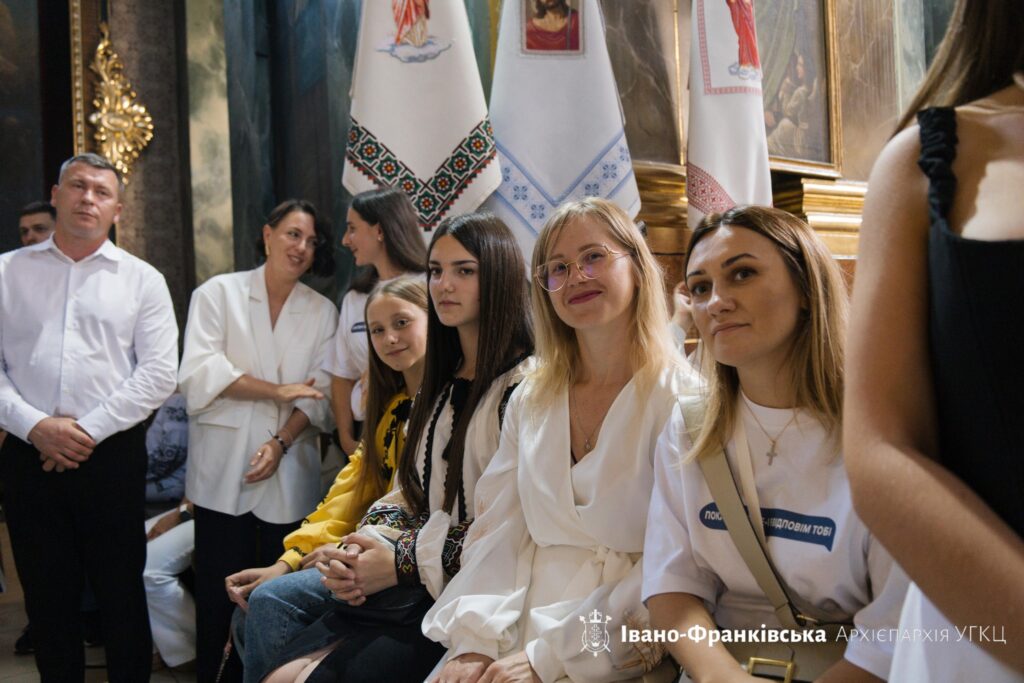 Група людей у вишиванках у приміщенні