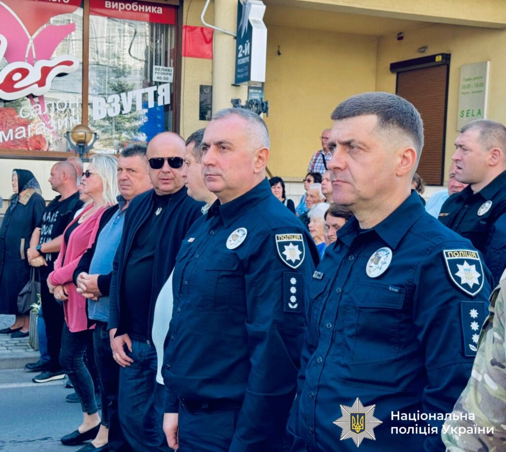 Поліцейські та люди на вулиці під час заходу.