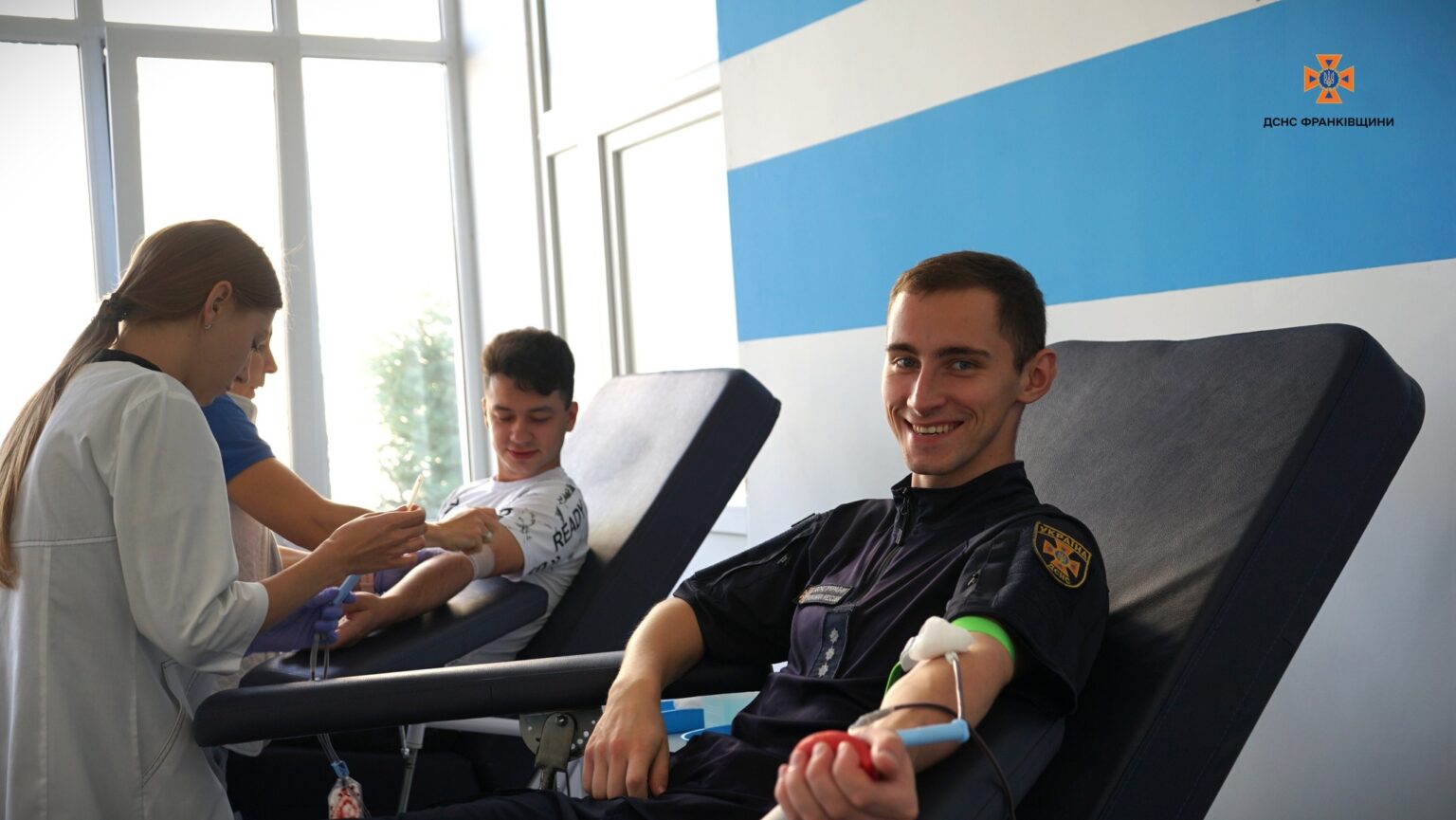 Люди дають кров у медичному центрі