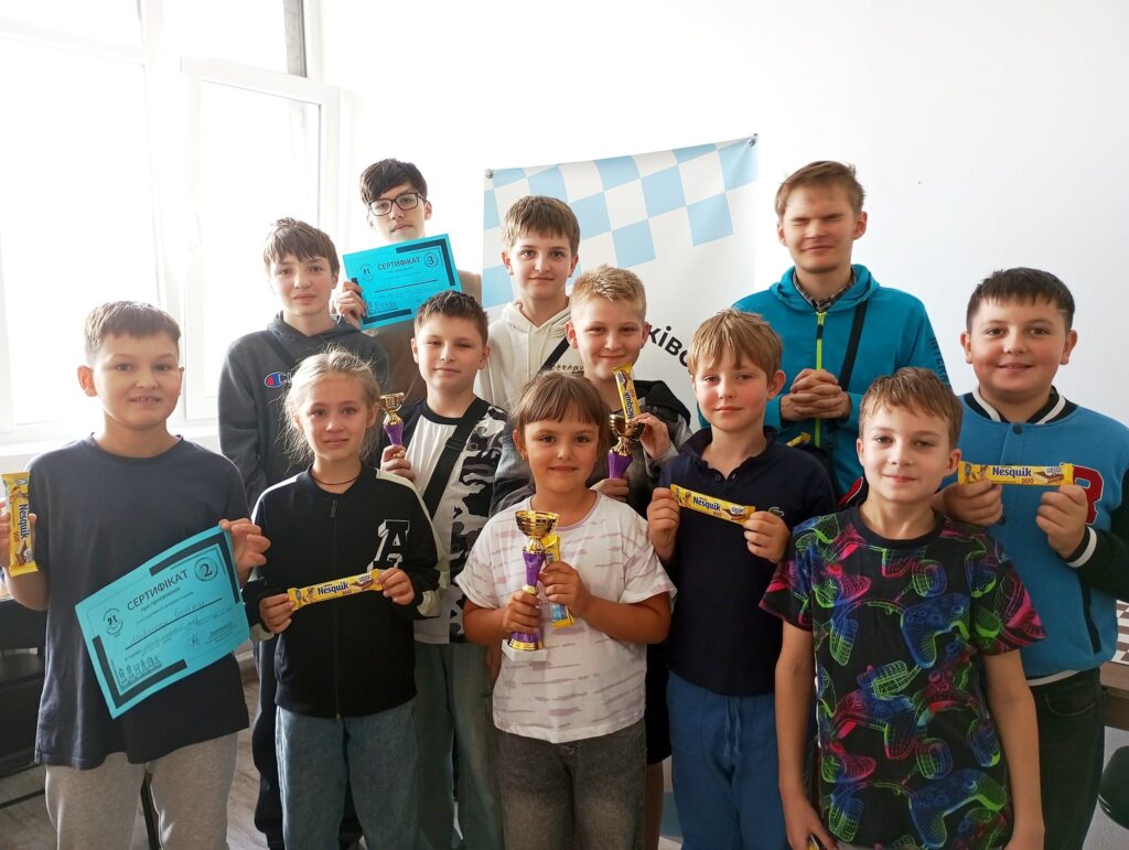 Діти з грамотами і нагородами на змаганнях