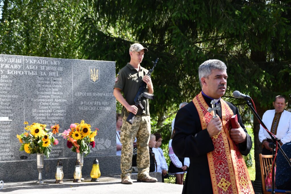 Пам'ятник Небесній Сотні, церемонія з священником.