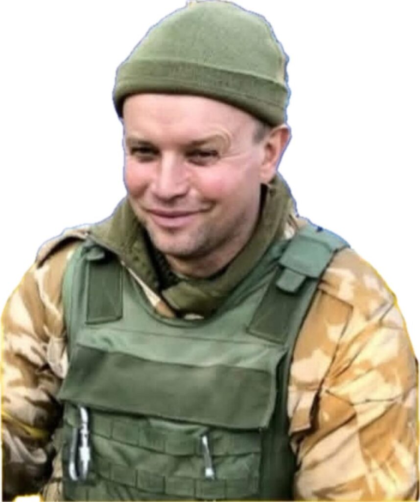 Солдат у зеленій уніформі та шапці