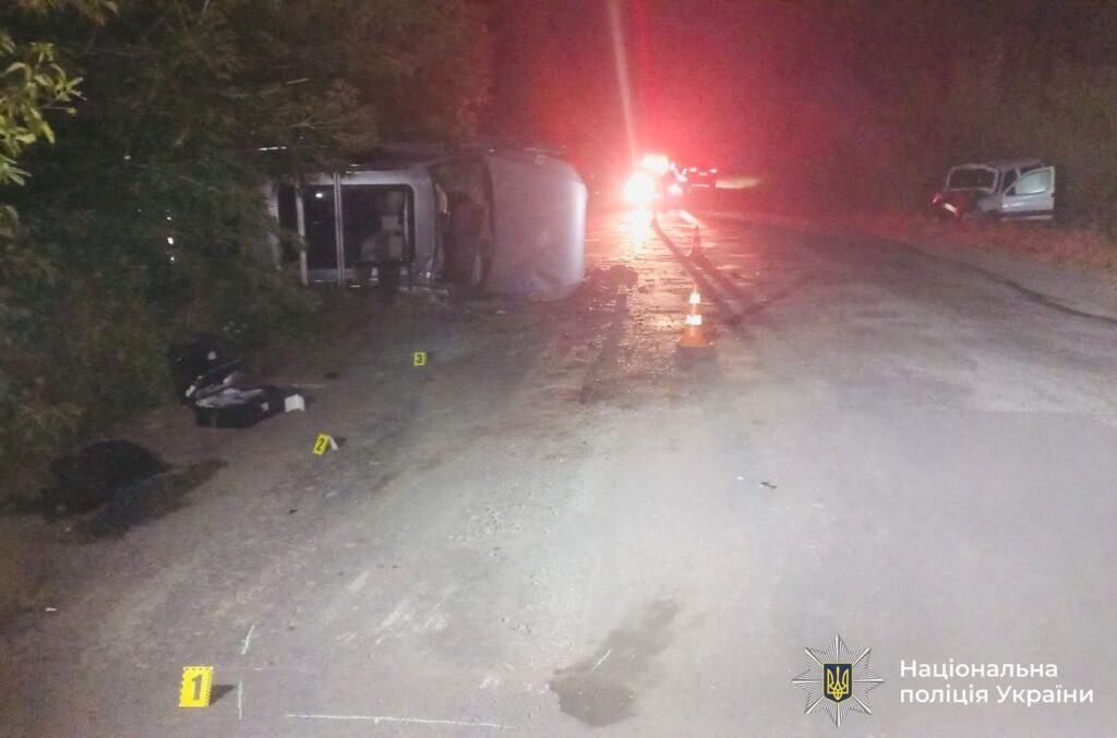 Нічна аварія на дорозі з автомобілем, поліція