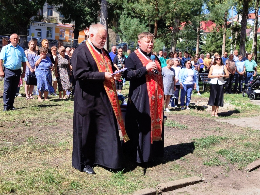 Церковна служба на відкритому повітрі з людьми.