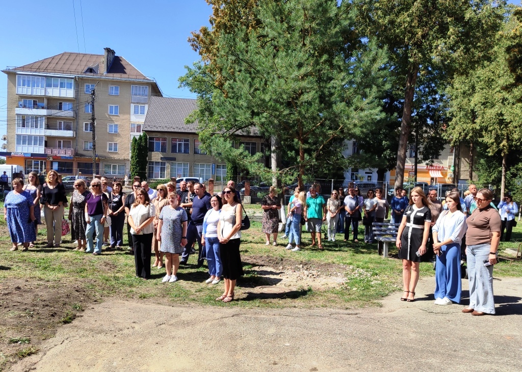 Люди на заході в парку в сонячний день.
