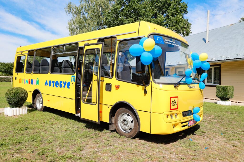Косівська громада отримала новий шкільний автобус для дітей