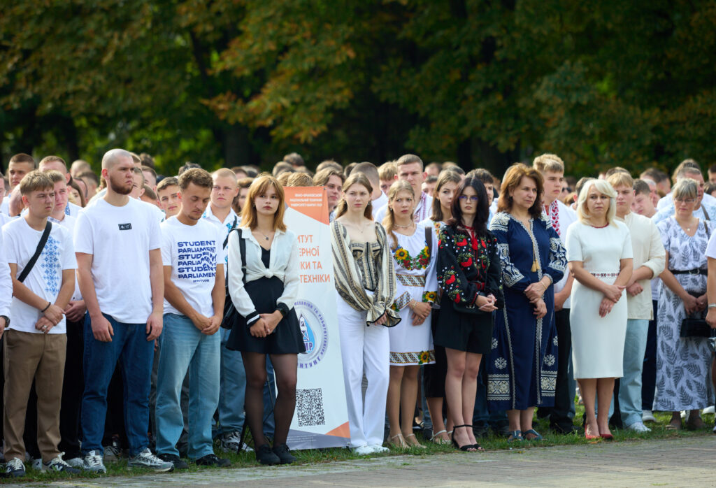 Група людей на заході в українському національному одязі.