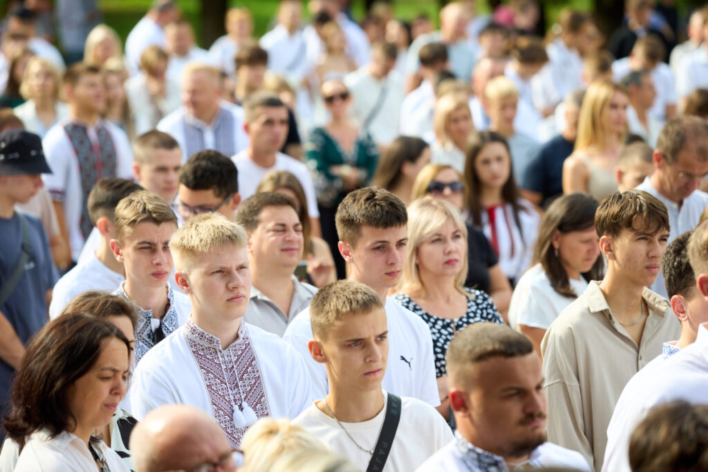 Люди на масовому заході у національному одязі