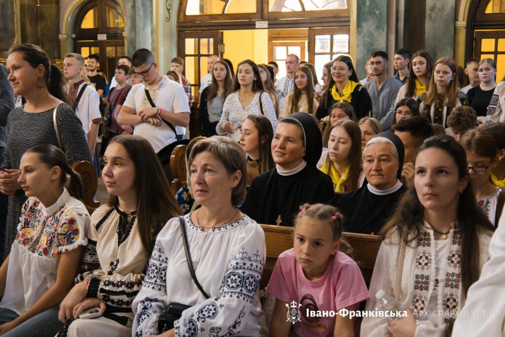 Люди в національному одязі на церковній службі