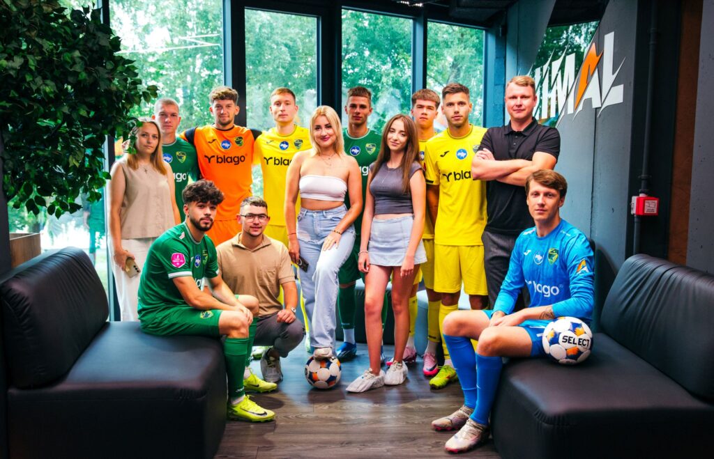 Футбольна команда з людьми в різній формі