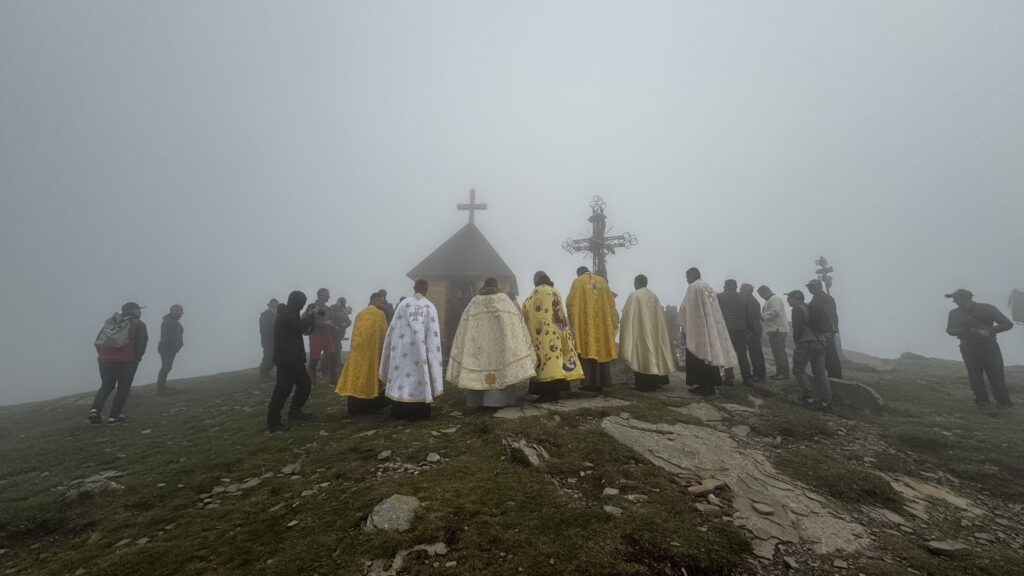 Релігійна процесія у тумані на вершині гори.