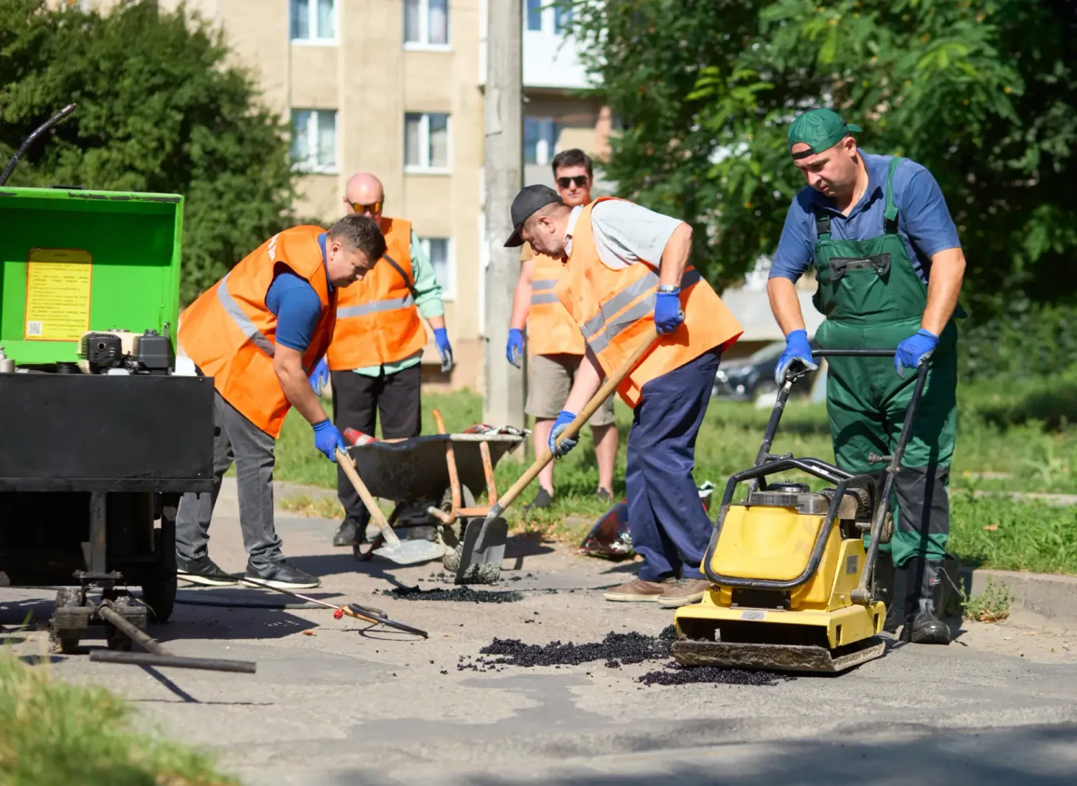 З офісу - у двори: у Франківську працівники департаменту вийшли латати ями