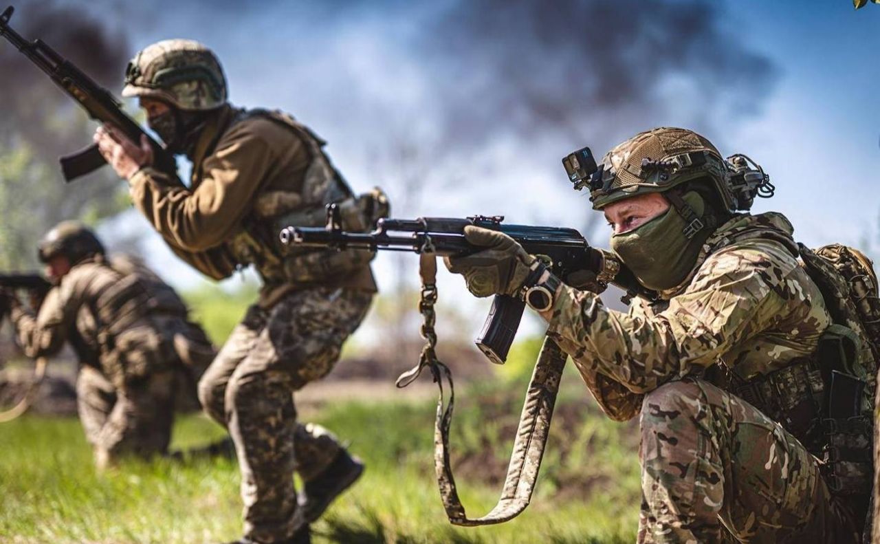 Військові стратегії на полі бою, солдати в дії.