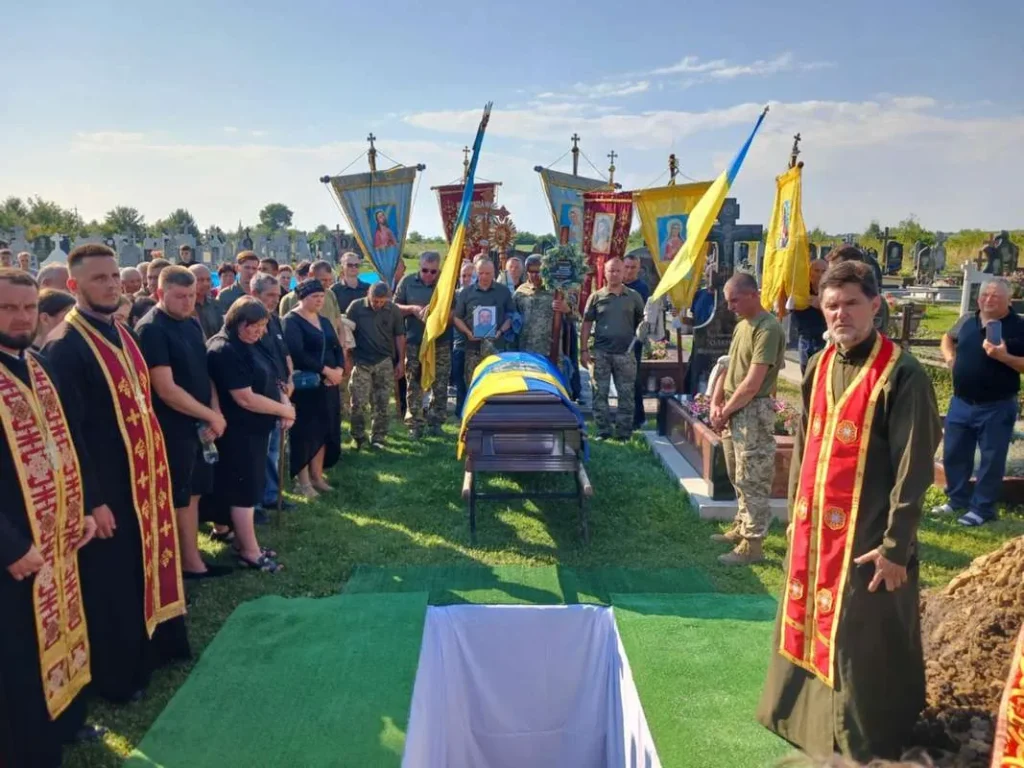 Похоронна церемонія солдата у військовій формі