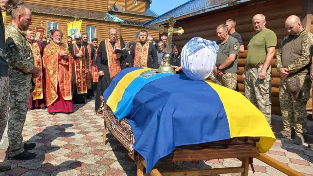 Військова церемонія похорону в церкві