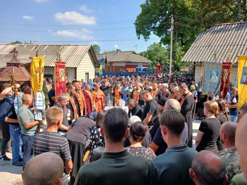 Релігійна церемонія за участю громади на вулиці.