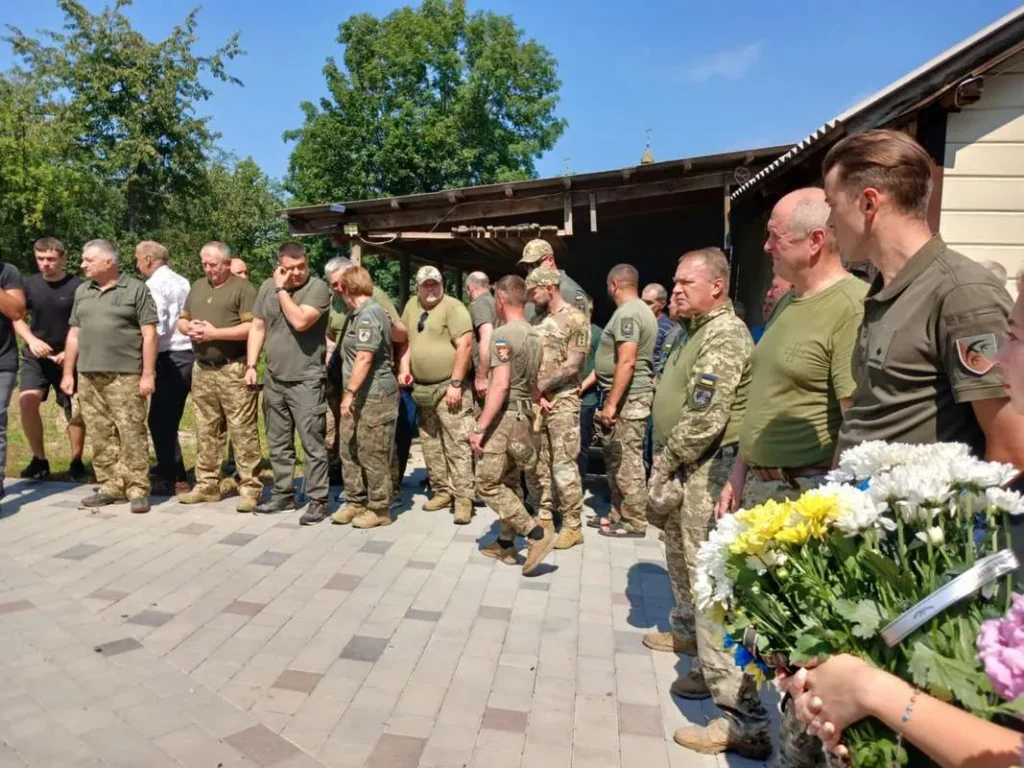 Військові на вулиці з квітами, літній день