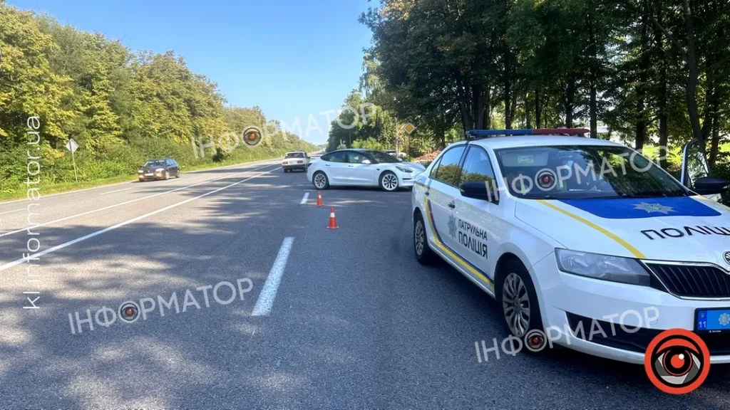 Ранкова ДТП під Коломиєю: невідомий вдарив "Теслу" і втік. ФОТО
