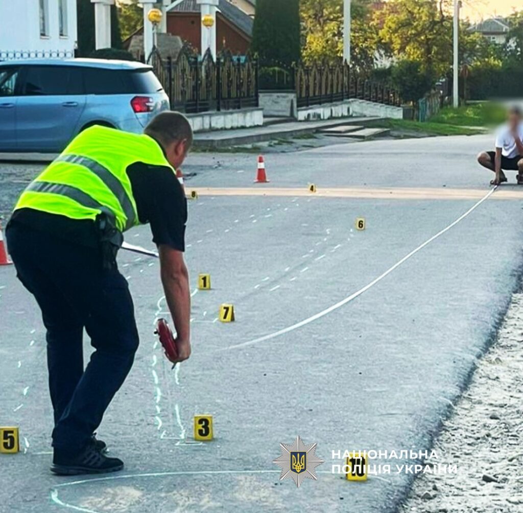 Поліція розслідує місце дорожньої аварії.