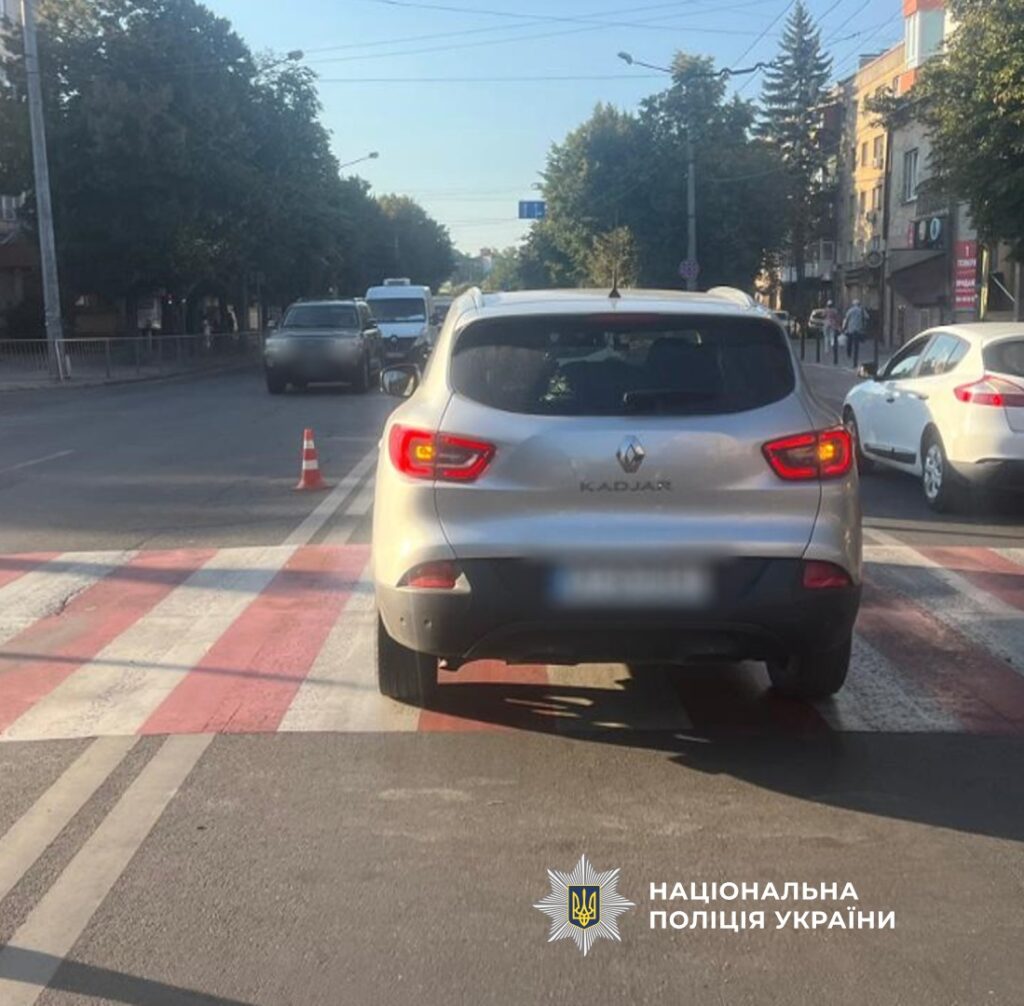 Автомобіль на пішохідному переході, вулиця міста.