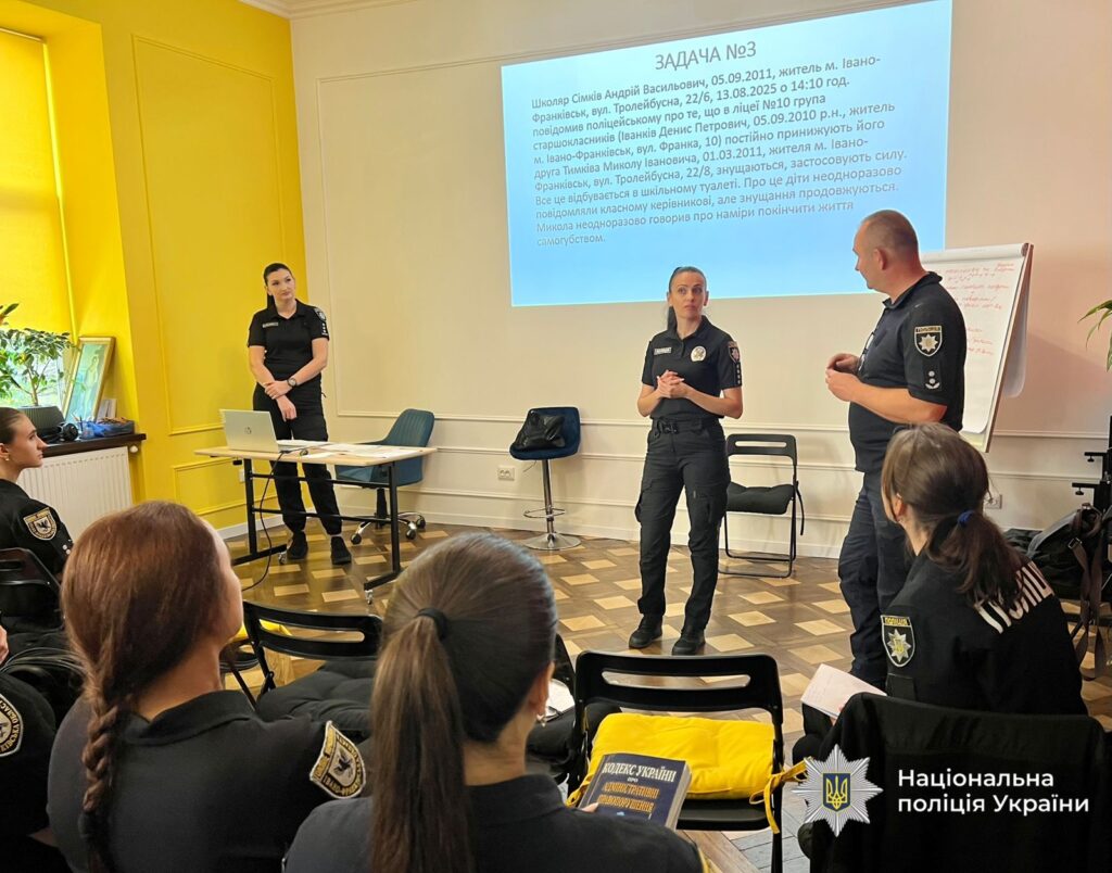 Поліцейські під час тренінгу в навчальній кімнаті.
