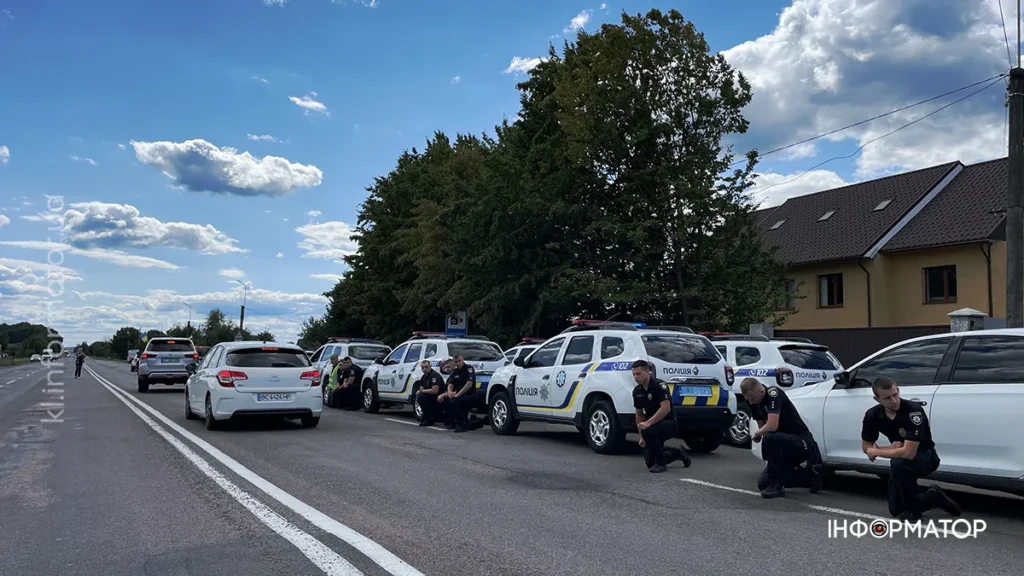 Поліція України на узбіччі дороги