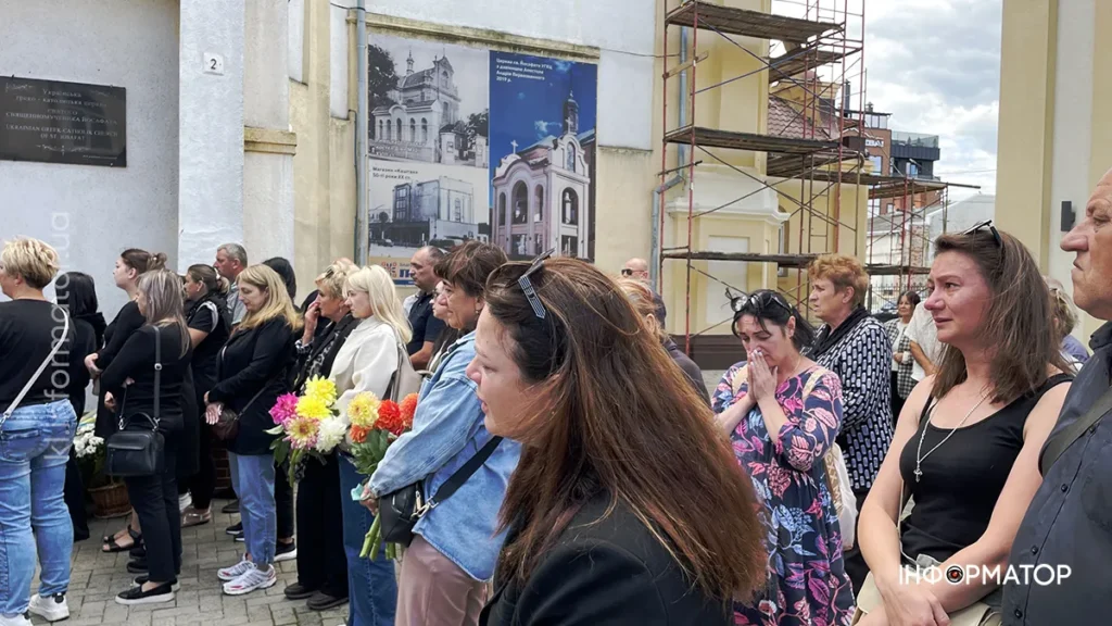 Люди на вулиці під час масового зібрання