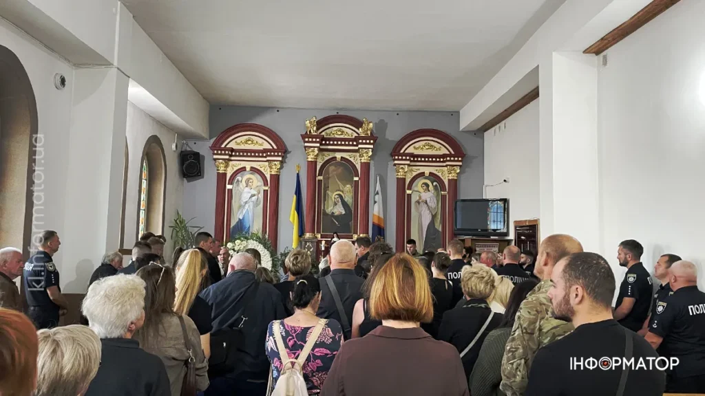 Церемонія прощання у залі з іконами