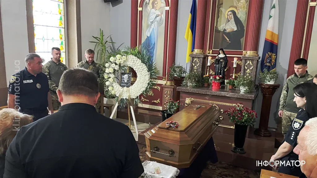 Церемонія прощання із поліцейським у каплиці.