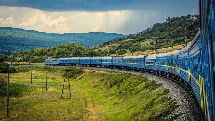 Український поїзд на мальовничому маршруті влітку