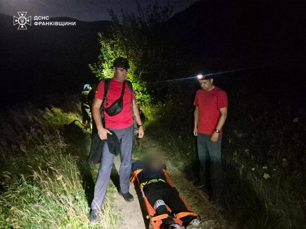 На Прикарпатті рятувальники допомогли дитині, яка спускалася з гори. ФОТО