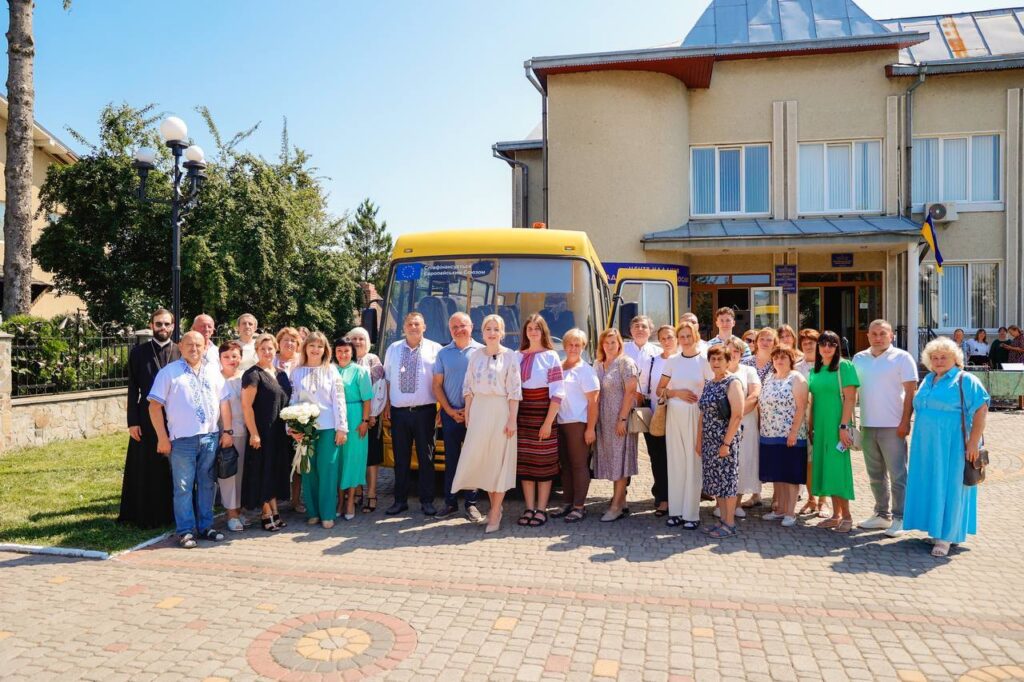 Матеївецька громада отримала новий шкільний автобус