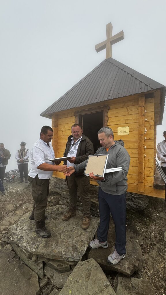 Церемонія нагородження на вершині біля каплиці.