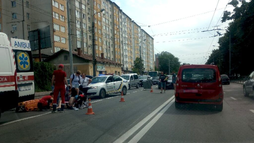 У Франківську в мікрорайоні Пасічна збили жінку: Постраждалу госпіталізували