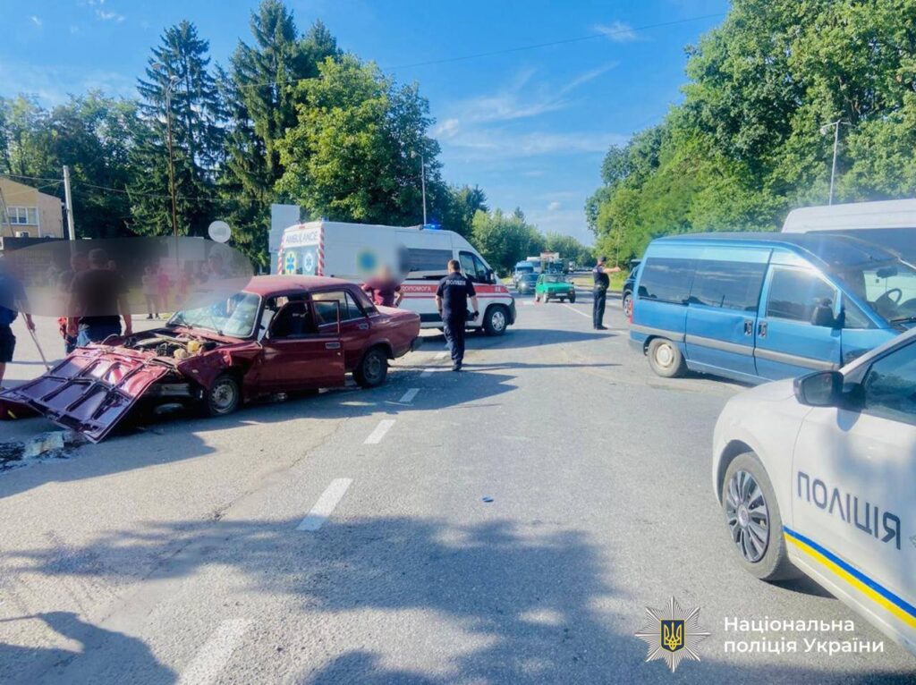 ДТП з поліцейськими та швидкою допомогою на дорозі.