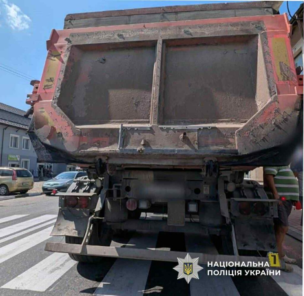 Вантажівка на пішохідному переході в місті.