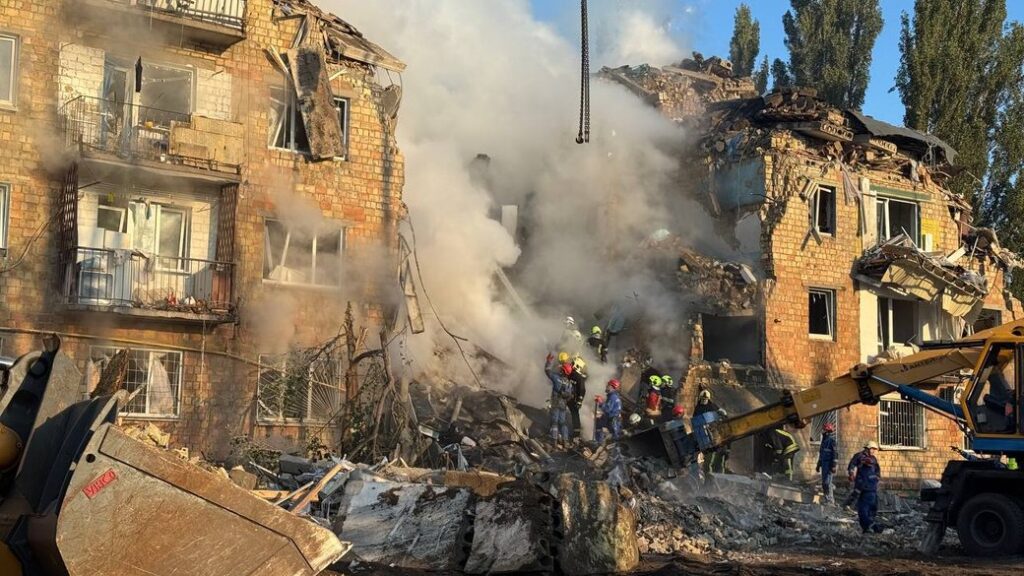 Рятувальники розбирають завали зруйнованого будинку.