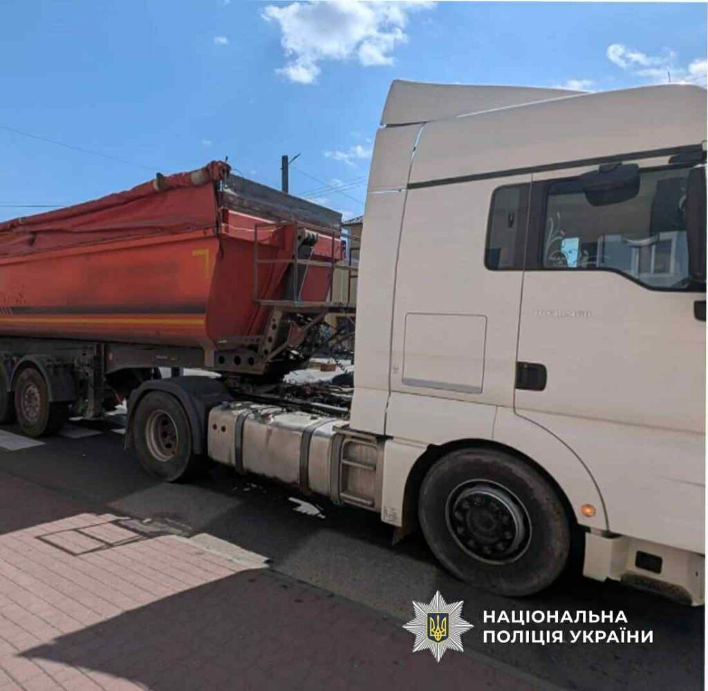 Вантажівка з причепом на дорозі, Україна.