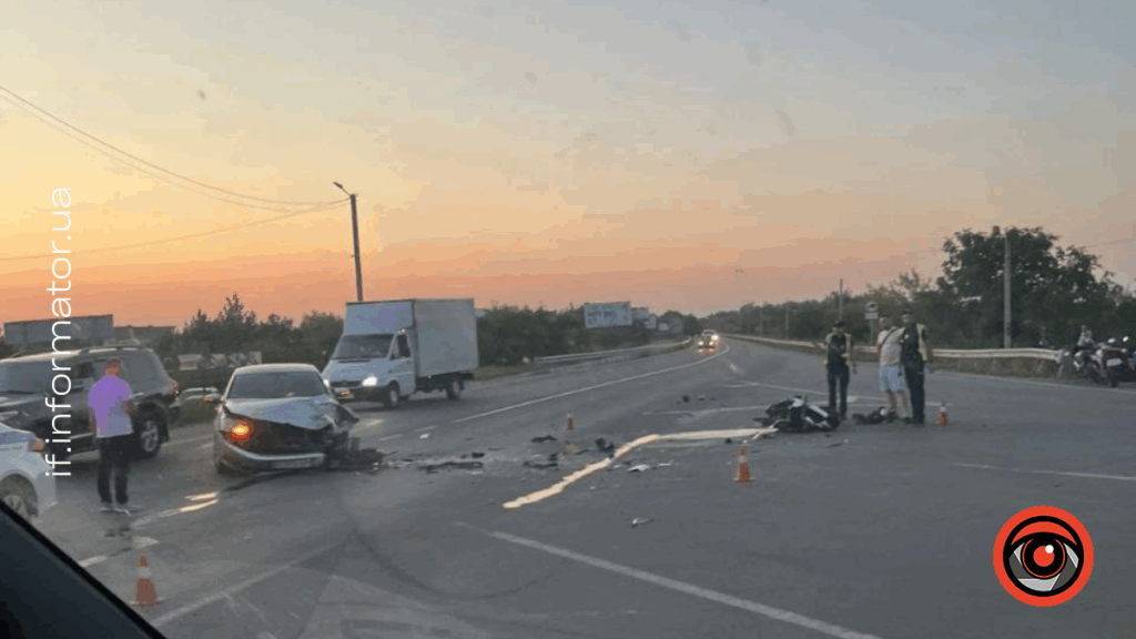 Дорожньо-транспортна пригода з автомобілем на дорозі.