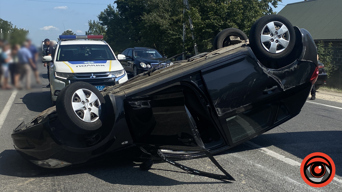 Перекинута машина на дорозі з поліцейським авто