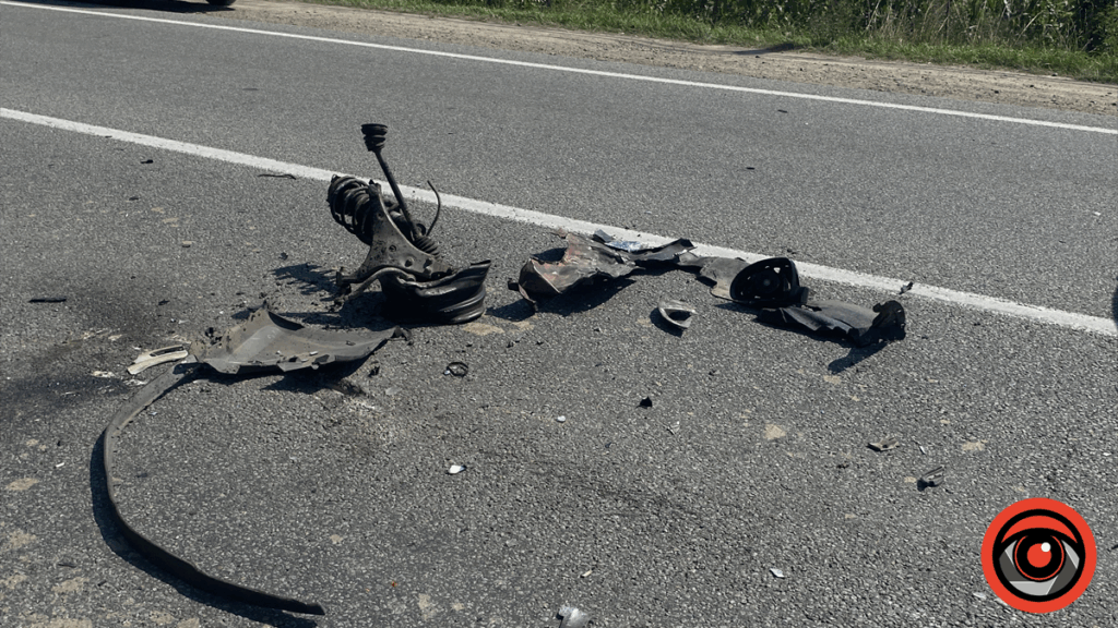 Автомобільні уламки на асфальтовій дорозі