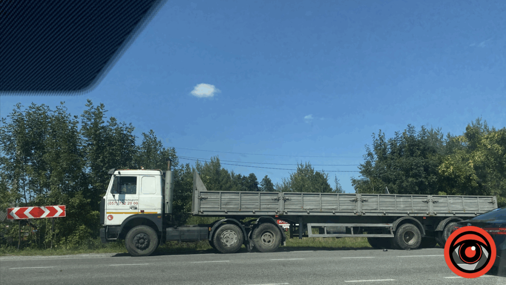 КамАЗ стоїть на узбіччі дороги, літо.